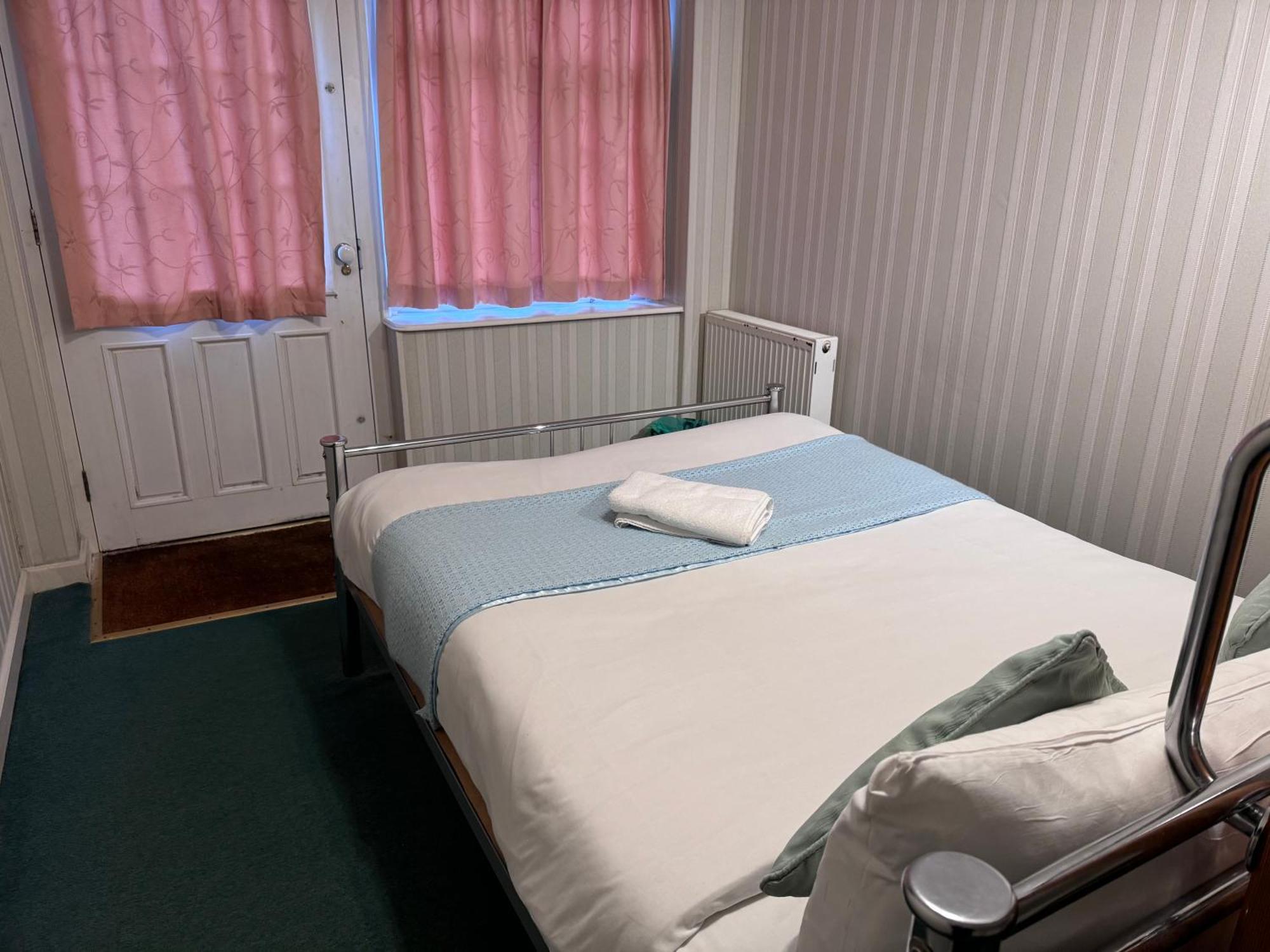 הורלי All Seasons Gatwick Guest House & Parking מראה חיצוני תמונה
