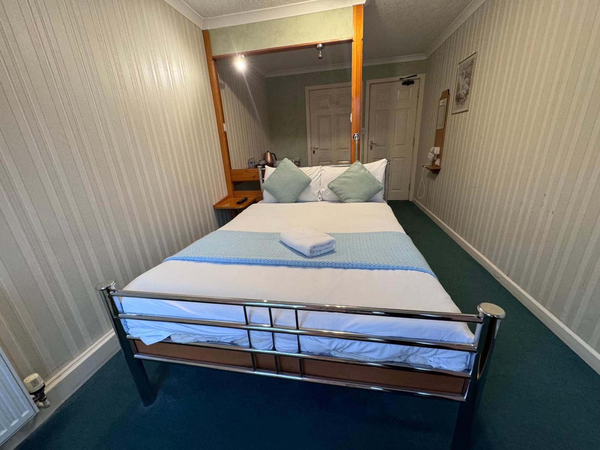 הורלי All Seasons Gatwick Guest House & Parking מראה חיצוני תמונה