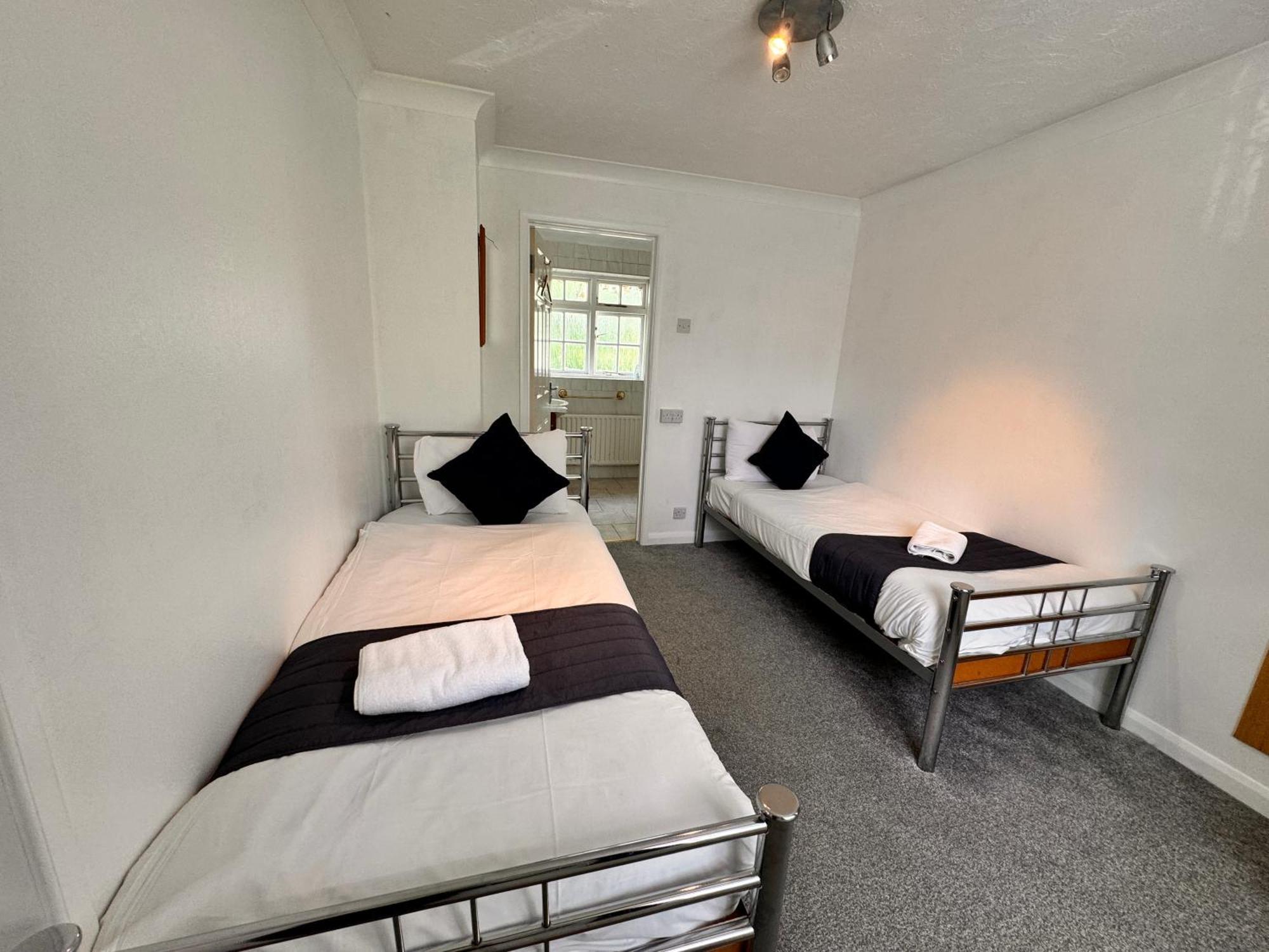 הורלי All Seasons Gatwick Guest House & Parking מראה חיצוני תמונה